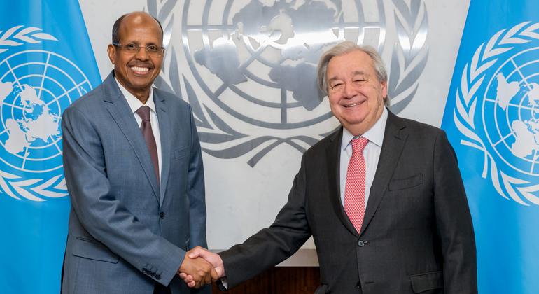 الأمين العام أنطونيو غوتيريش (يمين) يلتقي محمود علي يوسف، رئيس مفوضية الاتحاد الأفريقي.